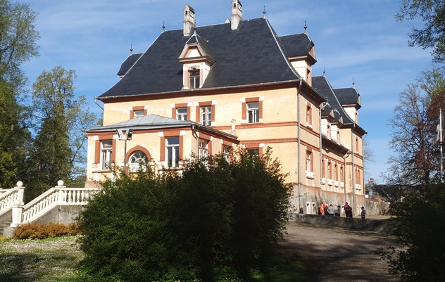 Foto. Mooste MTK hoone endises Mooste mõisa lossis. rephoto