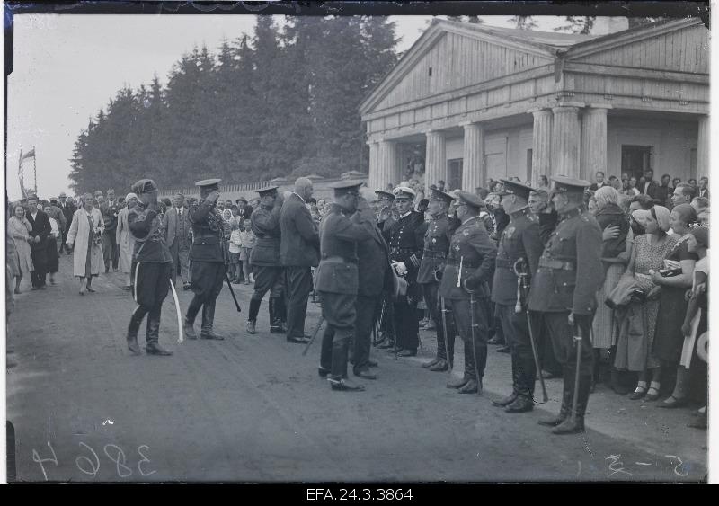 The state elder of the Republic of Estonia Konstantin Pätsi arrives in Tartu.