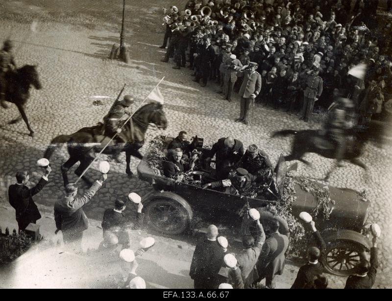 Visit of the President of Finland L. Relander to Tartu. The arrival of President L. Relaner and Estonian Head of State Jüri Jaakson in front of the ECS House.