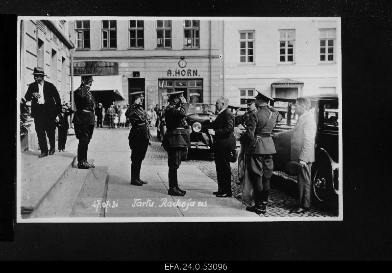 State Senior K. Päts in front of Tartu Raekoja during the round trip in Estonia.