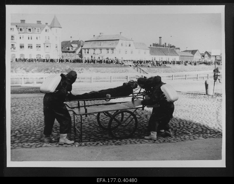 Placing the injured on the carrier on the day of air gas protection in Tartu.