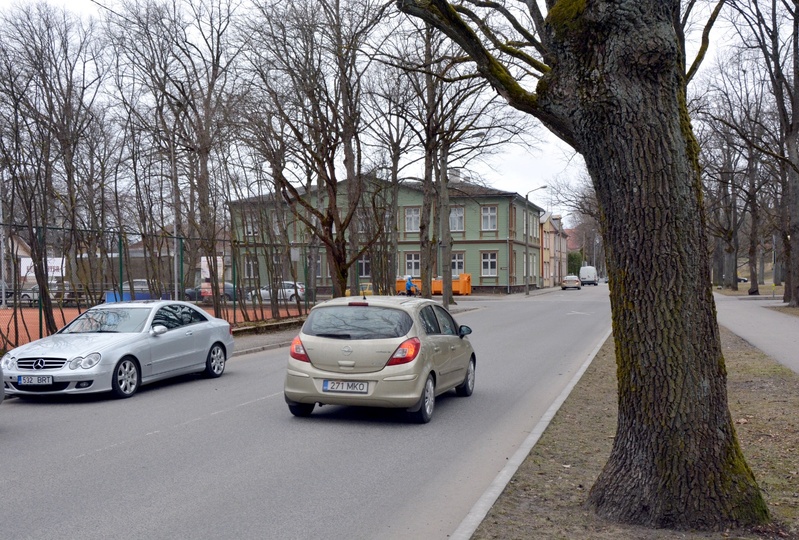Fotonegatiiv. Sõiduauto Pärnus Brackmanni (Ringi) tänaval rephoto