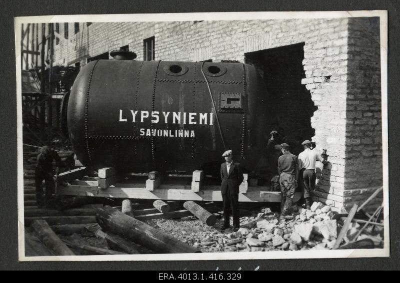 Transportation of Aurutuskatla to the factory building in the construction of the Kehra Cellulose factory