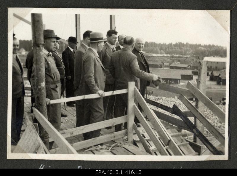 Konstantin Päts with the company factory building no. 10 orders during their visit to the construction site of the Kehra Cellulose Factory