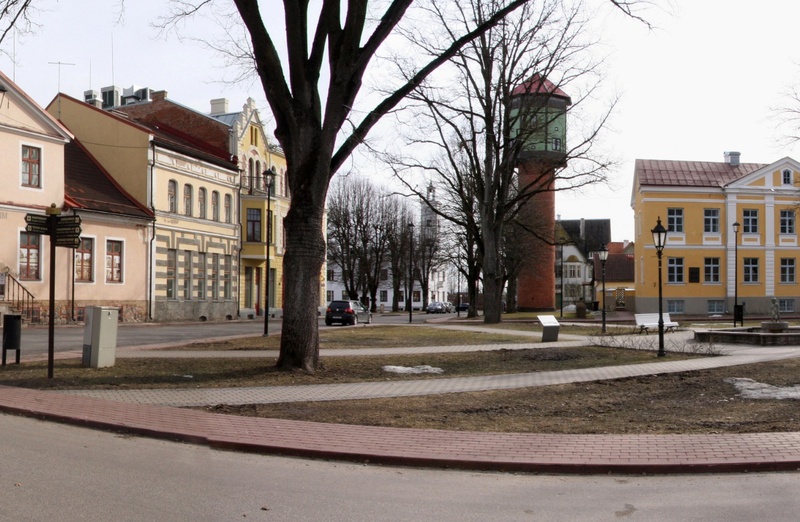 trükipostkaart, Viljandi, turuplats, apteek, hotell, viinamonopol, turuhoone, veetorn, kaev, kuulutustulp, koloreeritud, u 1915, Verlag von E. Ring (Fellin) rephoto