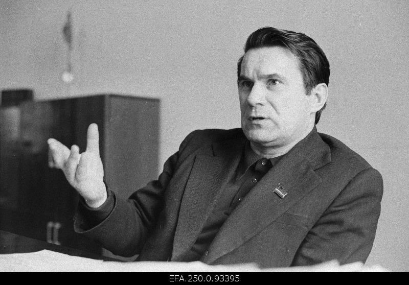 L. Ananitš, the first secretary of the ESC Lotla-Järve City Committee.