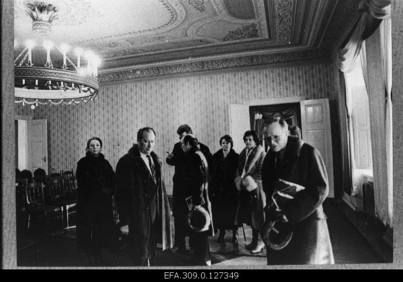 Finnish Minister for Trade and Industry Seppo Lindblum (preferably 1.) Together with the transmitters, you will get acquainted with Palmse Manor Building. Left 2. G. Tõnspoeg, Chairman of the National Plan Committee of the Estonian Soviet Union.