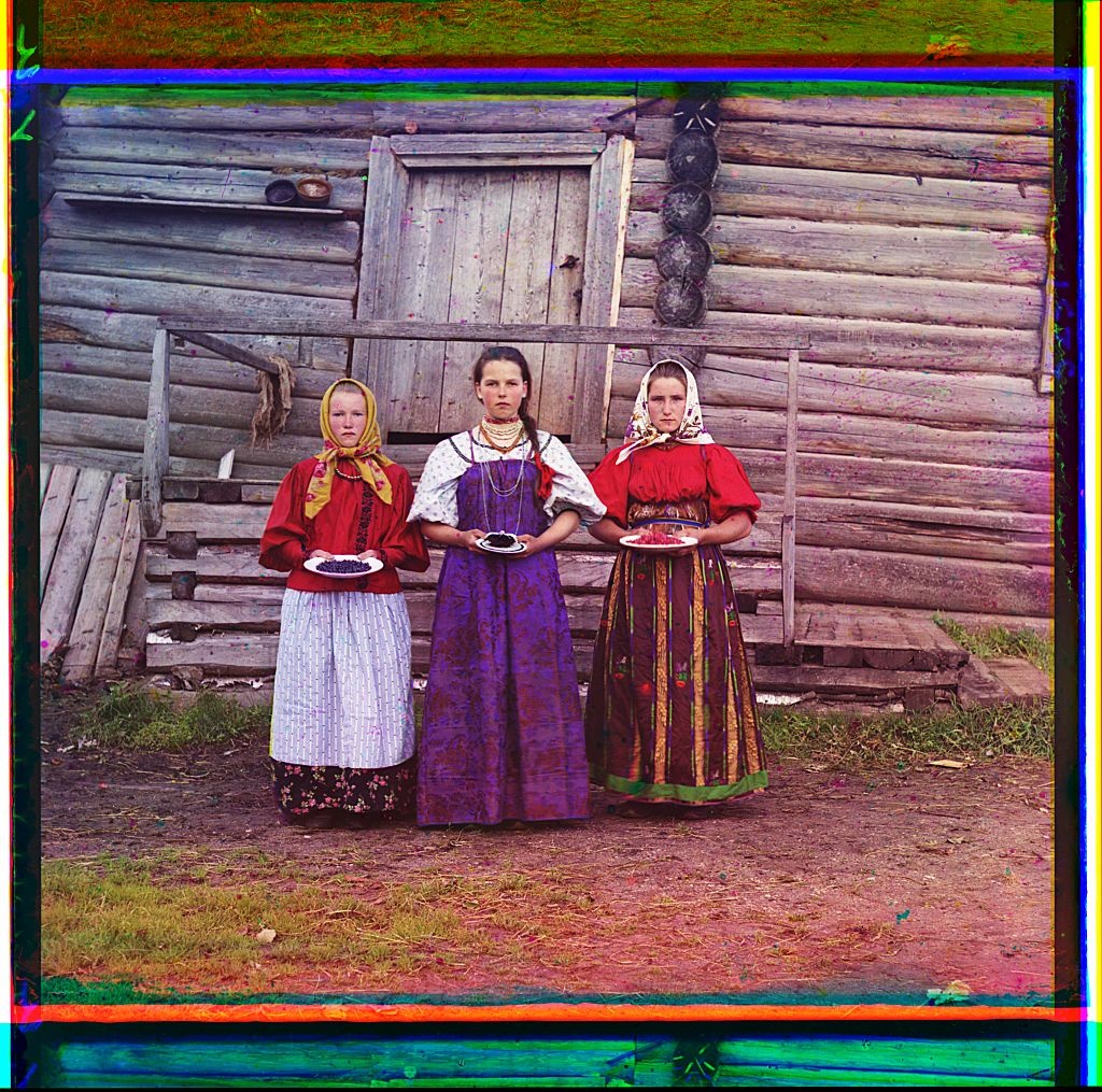 Peasant girls. [Russian Empire] (Loc)