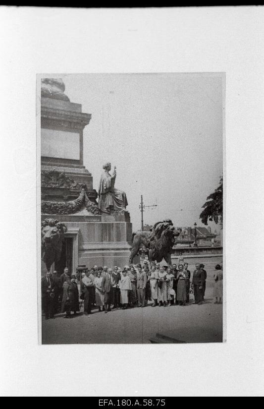 Members of the Tallinn Youth Christian Society on a tour in Brussels at the grave of an unknown soldier.