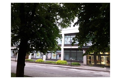 Kaubamaja Kuressaares, fassaadivaade. Arhitekt Aino Orm rephoto