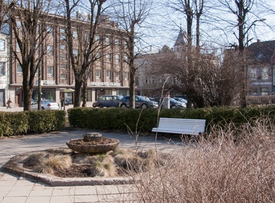 foto, Viljandi, Keskväljak, purskkaev Tüdruk tuvidega, Tartu tn majad, u 1965, foto A. Kiisla rephoto