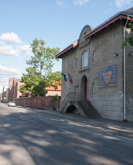 värvifoto, Viljandi, Jakobsoni tn, kutsealused, pidulik sõjaväkke saatmine, 1988 kevad, esiplaanil Rein Uusma rephoto