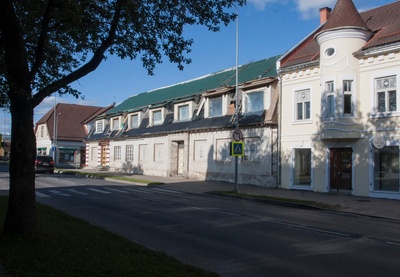 Viljandi VTÜ 80 aastapäev, ühingu naisliikmete kolonn marsimas rephoto