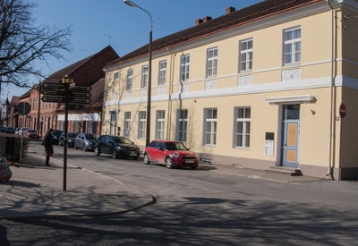 Viljandi VTÜ 80 aastapäev, ühingu liikmete kolonn marssimas rephoto