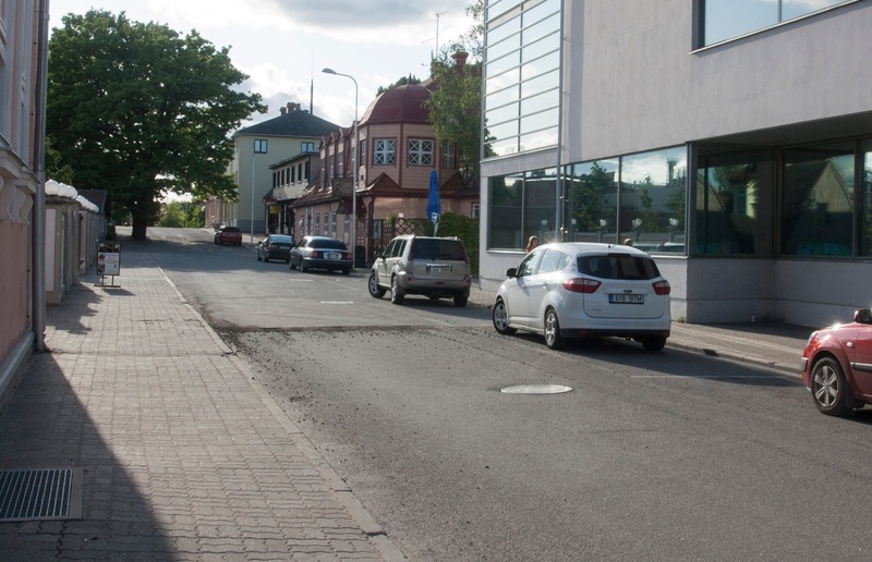 foto, Viljandi Turu tn algus, taga nr 4 maja, sõjaväelased, rongkäik u 1925 rephoto