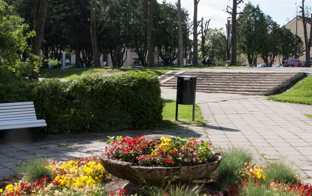 foto, Viljandi, Keskväljak, purskkaev Tüdruk tuvidega, kuju jääga kaetud, u 1958 rephoto