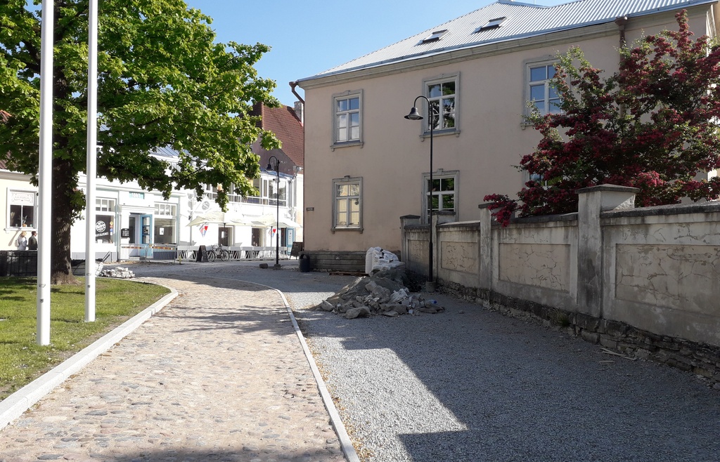 Kingissepa (Kuressaarre) city centre : view from 1 May to Tallinn Street rephoto