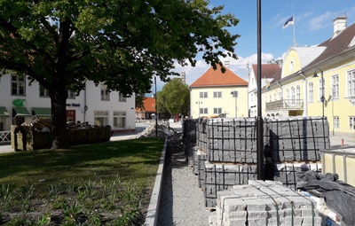Crowd gathering at the commemorative pillar of the Kuressaare fallen in the Estonian War of Independence rephoto