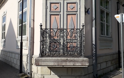 Saksa sõdurid ja naised Campenhauseni maja rõdul, Kuressaares rephoto