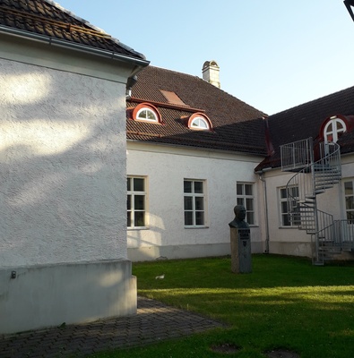 Campenhauseni maja, praegu lastemuusikakool Kuressaares, esifassaadi vaade rephoto
