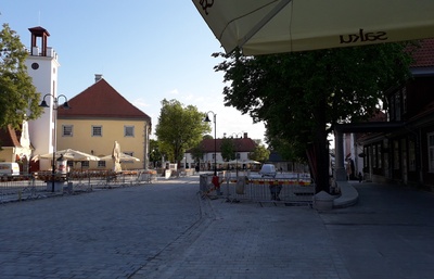 Kuressaare kesklinn, vaade Tallinna tänavalt turuplatsi poole rephoto