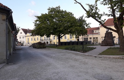 Foto. Saare maavalitsuse hoone Kuressaares. Kuulunud kapten Harald Dampffile. Albumis HM 8466:1. rephoto
