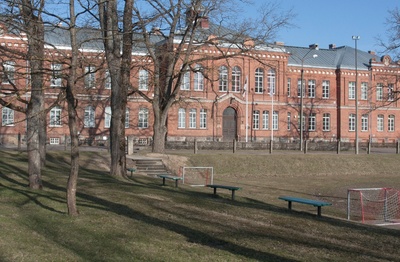 foto, Viljandi gümnaasium, park, hoone, ees voorimees u 1910, Uueveski tee 1 rephoto