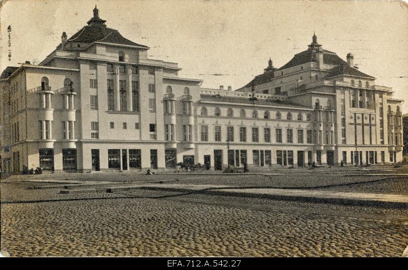 Vaade Estonia teatri tagaküljele ja platsile.