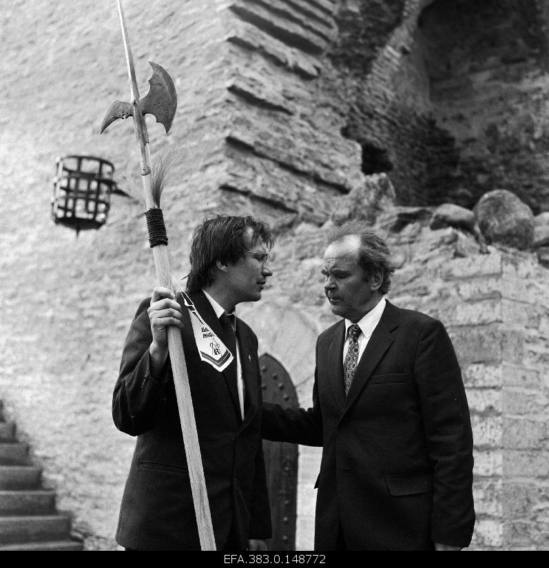 In the opening of the first predicted part of the Rakvere Order in Vallimäe, the master of the Rakvere Department of the Virumaa Restoration Government Gunnar Kirss Rakvere gives the director of the Home Museum Olav Mäe a symbol of protection instead of the traditional key.