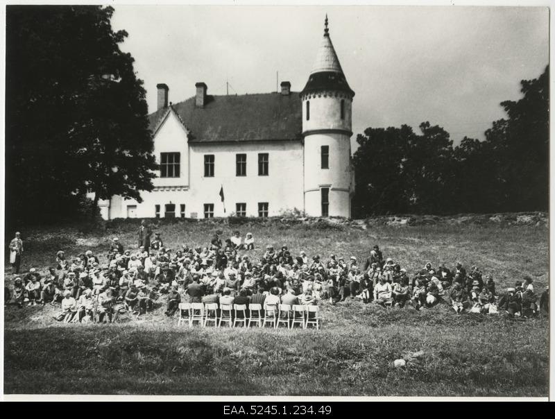 People sitting on the lawn at the Alatskivi Castle