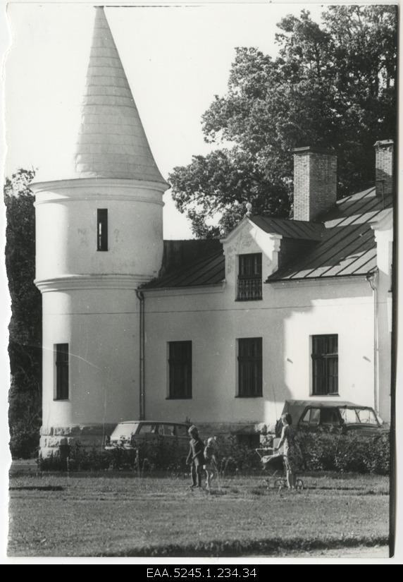 Children playing on the lawn area at the front of the Alatskivi Castle