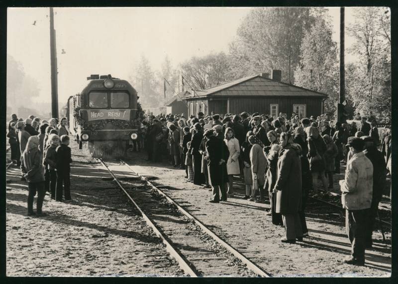 Photo, Mõisaküla, last train on narrow-track railway, crowd, remote train