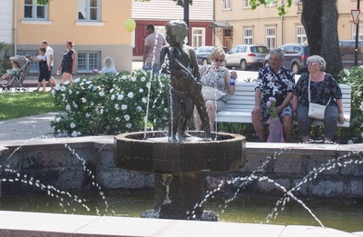fotopostkaart, Viljandi, Laidoneri plats, purskkaev "Poiss kalaga", Lutsu tn algus, u 1935 rephoto