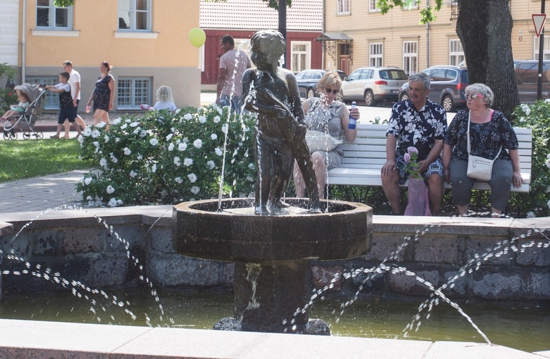 fotopostkaart, Viljandi, Laidoneri plats, purskkaev "Poiss kalaga", Lutsu tn algus, u 1935 rephoto