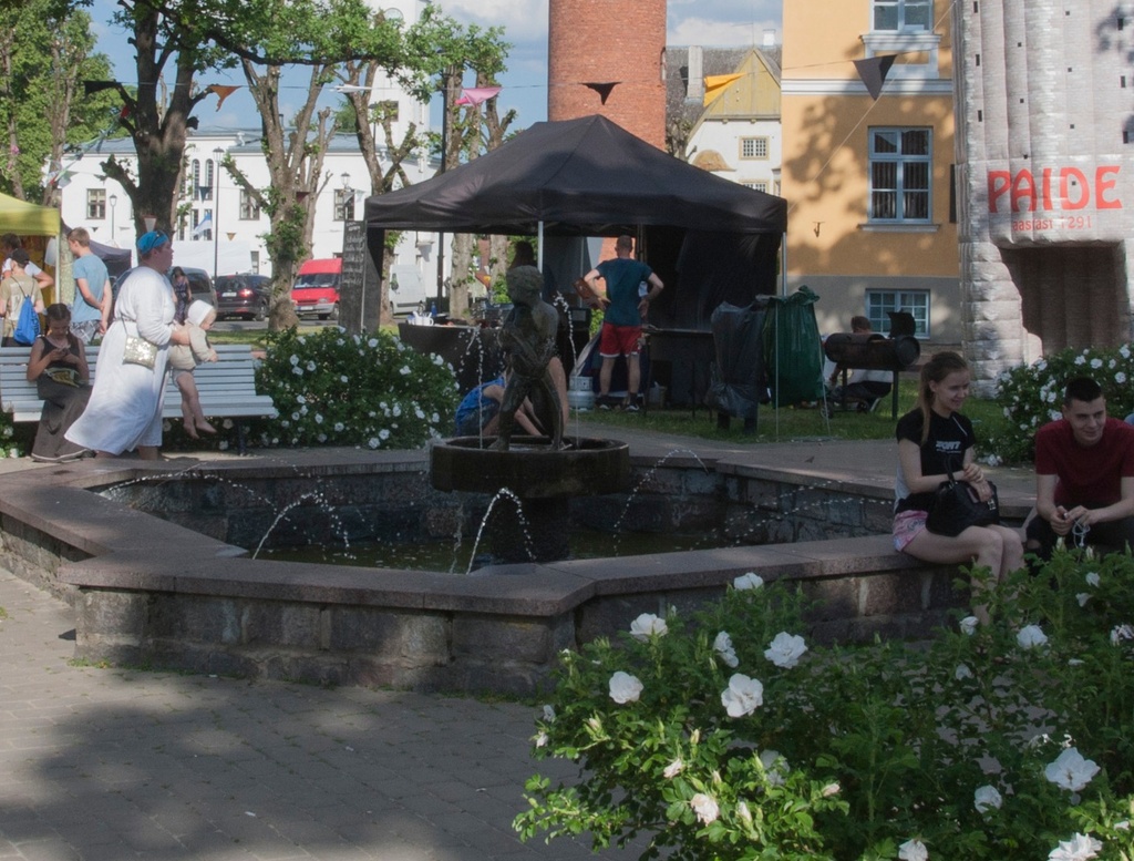 foto, Viljandi, Tombi (Laidoneri) plats, purskkaev, 1957, foto E. Veliste rephoto