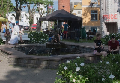 foto, Viljandi, Tombi plats, purskkaev, kuju Poiss kalaga, 1960, foto A. Kiisla rephoto