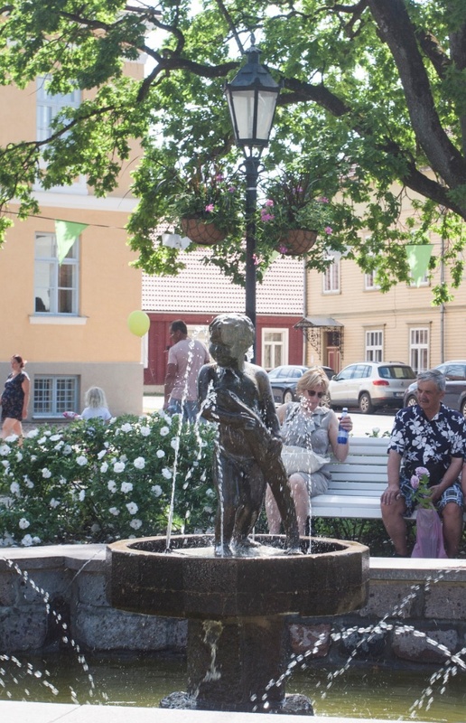 foto albumis, Viljandi, Laidoneri plats, purskkaev Poiss kalaga, u 1938, foto J. Riet rephoto
