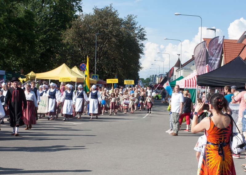 foto, Viljandi, Tallinna tn algus, takso (Pobeda) 1960 rephoto