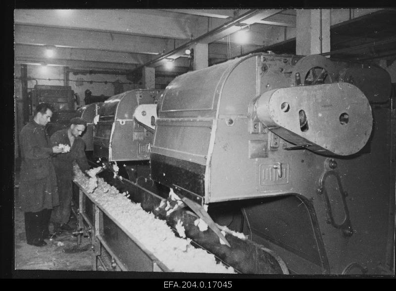 Cotton combining Baltic Manufacture new inserting unit in the sorting-ropsimist factory.