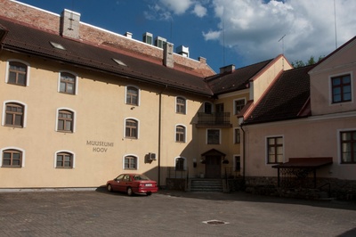 foto, Viljandi muuseumi õu, Martinson, Männik, Pihlak, 1994, foto E. Veliste rephoto