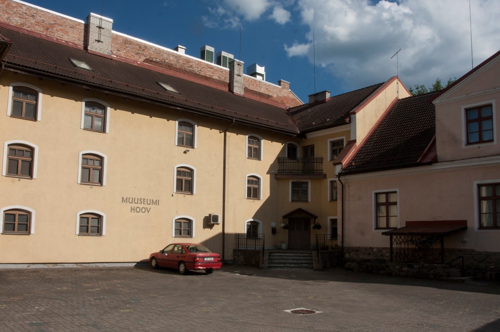 foto, Viljandi muuseumi õu, Martinson, Männik, Pihlak, 1994, foto E. Veliste rephoto