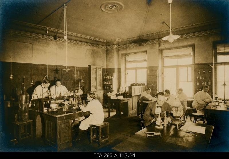 Room for quantitative analysis of the chemical laboratory of Tallinn Tehnikami.