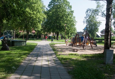 foto, Viljandi, V. Kingissepa (Lossi) tn- J. Gagarini (Uus) tn nurk, haljasala (Pioneeride park), u 1960 rephoto