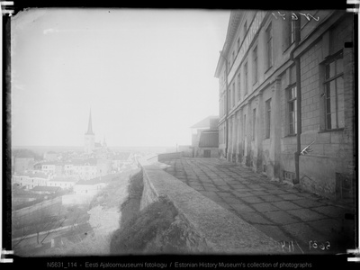 Vaade Tallinnale Toompealt, Patkuli trepi kohalt Oleviste kiriku ja mere suunas.  similar photo