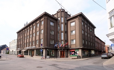 Ärihoone ja hotell Viljandis, vaade hoonele nurgalt. Arhitekt Eugen Sacharias rephoto