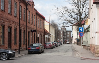 foto, Viljandi, Lossi tn (Kauba ja Tartu tn vahel), kojamees jt u 1910 rephoto