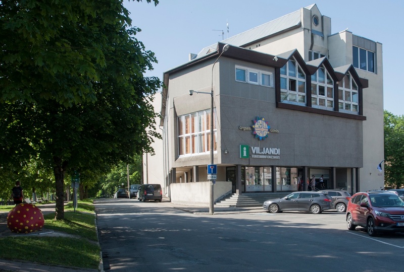 fotonegatiiv, Viljandi, Tasuja puiestee (inimesed ja mälestussammas) rephoto