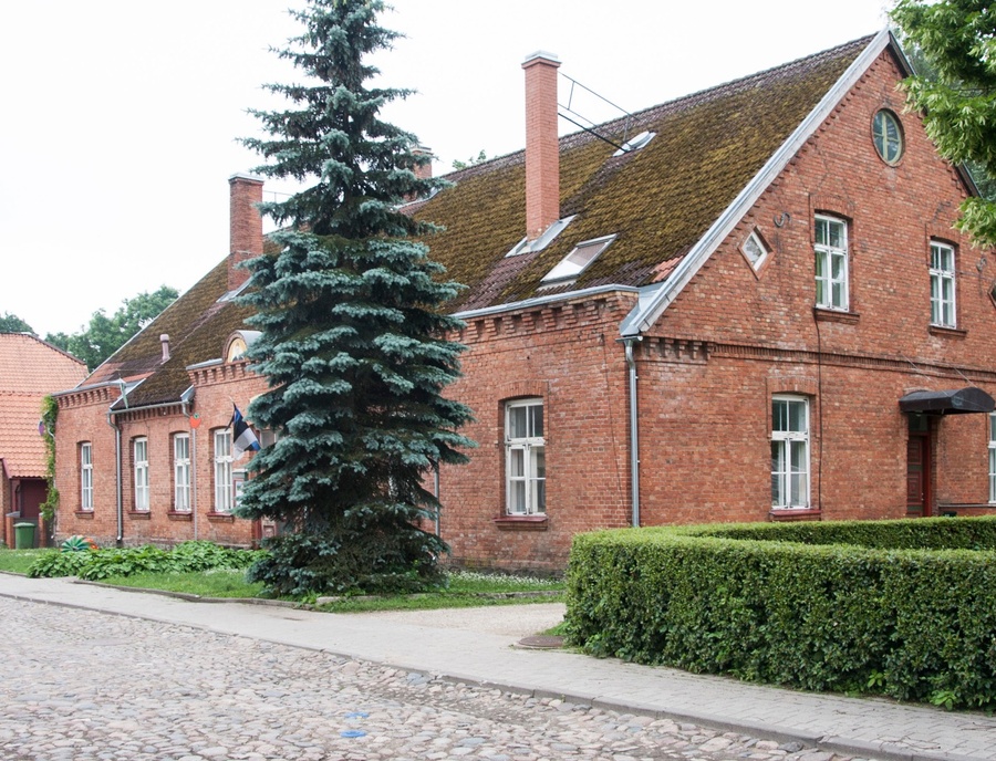 Kaunistustega aluspapiga fotol maja puiestee ääres, Viljandis. rephoto