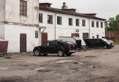 Viljandi VTÜ liikmed oma depoo ees rephoto