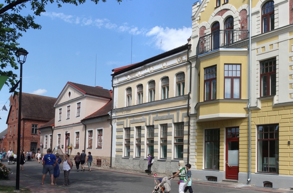 värvifoto Viljandi muuseum'i hoone 1983 foto I.Tavaste rephoto
